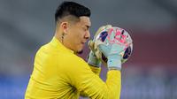 Kiper Timnas China, Wang Dalei, berlatih di di Stadion Utama Gelora Bung Karno, Jakarta, Rabu (4/6/2025). (Bola.com/Bagaskara Lazuardi)