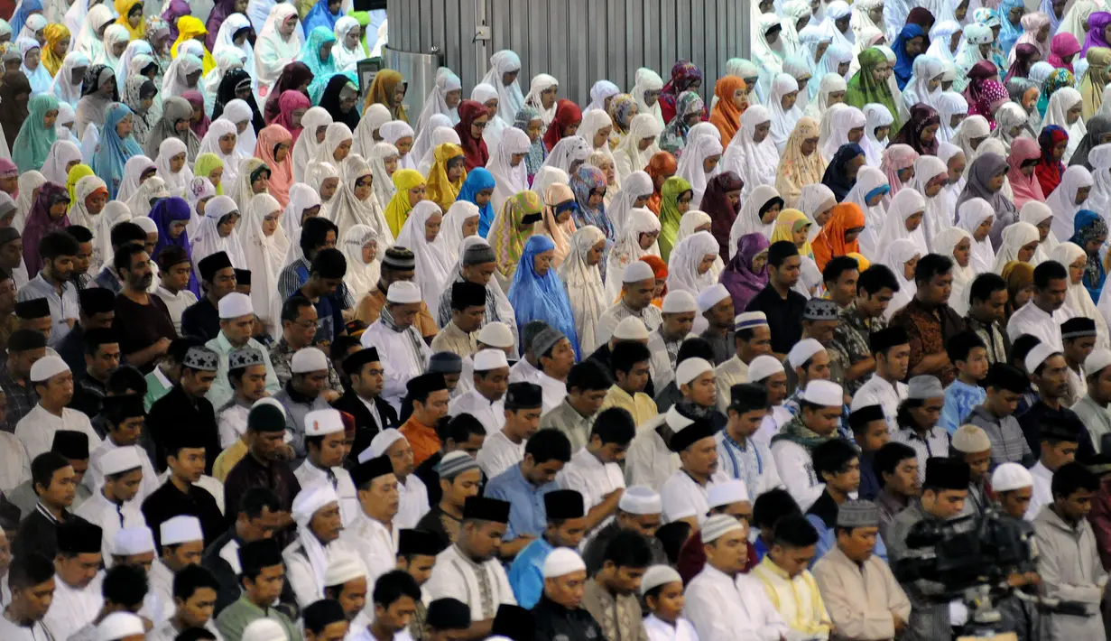 Ribuan umat muslim melaksanakan salat Idul Adha 1436 H di Masjid Istiqlal Jakarta, Kamis (24/9/2015). Salat Id dipimpin Imam Hasanudin dan khotbah disampaikan Guru Besar UIN Sunan Kalijaga Yogyakarta, Amin Abdullah. (Liputan6.com/Helmi Fithriansyah)