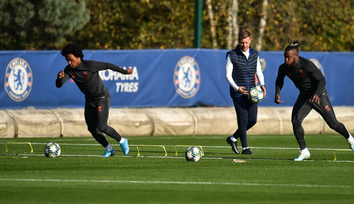 Pemain Chelsea Willian (kiri) dan Michy Batshuayi (kanan) berlatihan jelang menghadapi Ajax Amsterdam pada laga Liga Champions di Cobham Chelsea, Stoke D'Abernon, London, Inggris, Selasa (22/10/2019). Pelatih Chelsea Frank Lampard menegaskan tidak takut bertandang ke markas Ajax. (Glyn KIRK/AFP)