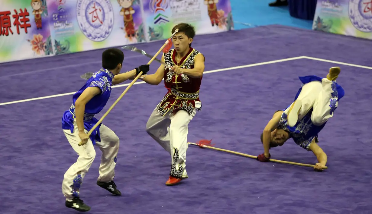 Atlet Wushu Asal Thailand, beraksi saat kelas duel pada Kejuaraan Dunia Wushu 2015 di Istora, Senayan, Jakarta, Selasa (17//11/2015). (Bola.com/Nicklas Hanoatubun)