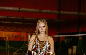 Jasmine Yen Rilis SWEAT, Dark Pop Ala Runway Show