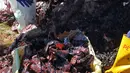 Foto pada 30 Maret 2019, sampah plastik yang ditemukan di dalam perut paus di Pulau Sardinia, Italia. Perut paus sperma betina itu berisi  kantong sampah, jaring dan tali pancing, bahkan kantong cairan sabun cuci yang masih dapat diidentifikasi merek dan kode barangnya. (SEAME Sardinia Onlus via AP)