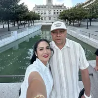 Mengunjungi portugal, Krisdayanti tampil atraktif dengan busana bernuansa putih. [Foto: Instagram/ Krisdayanti]