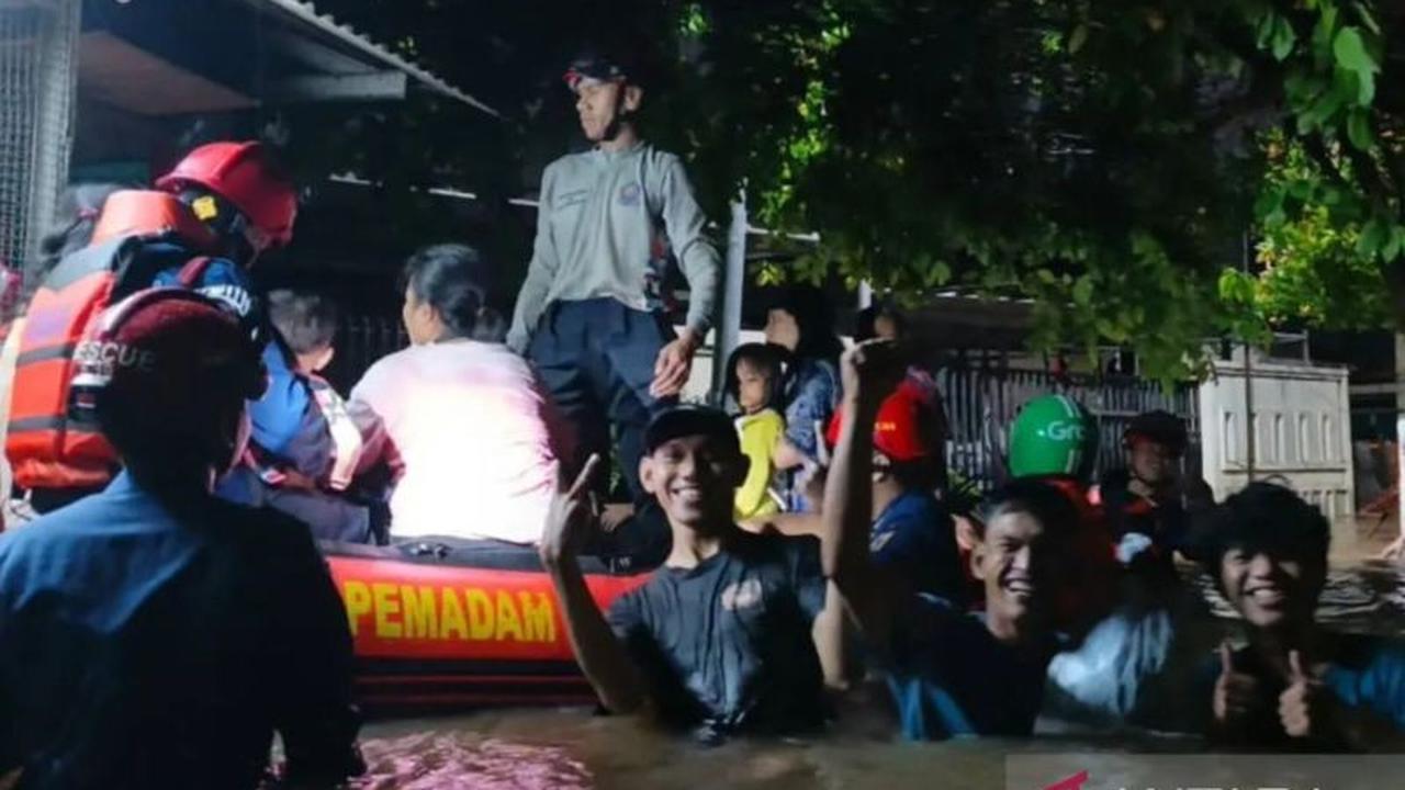 Banjir Rendam 9 RW di Ciracas Jakarta Timur Akibat Kali Cipinang Meluap