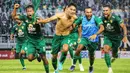 <p>Sayangnya, kembalinya ketiga pemain PSIS Semarang tersebut di Stadion Gelora Bung Tomo harus menelan pil pahit. Mereka ditaklukkan oleh gol tunggal Marselino Ferdinan di waktu injury time babak kedua yang membuat Persebaya Surabaya meraih kemenangan keduanya pada musim ini. (Bola.com/Wahyu Pratama)</p>