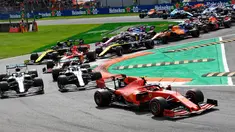 Pembalap Ferrari Charles Leclerc (kanan) memimpin balapan F1 GP Italia 2019 di Sirkuit Monza, Minggu (8/9/2019). Leclerc menjuarai F1 GP Italia 2019 setelah pertarungan alot melawan duo pembalap Mercedes, Lewis Hamilton dan Valtteri Bottas. (Daniel Dal Zennaro/ANSA Via AP)