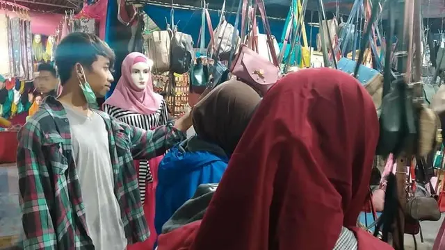 7 Momen Kocak Pacaran dengan Manekin di Pasar Malam Ini Bikin Geleng Geleng