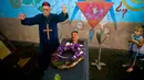 Marcelino Rogelio Estrada yang berperan sebagai imam melakukan ritualnya saat festival Burial of Pachencho di Santiago de Las Vegas, Kuba (5/2). Tetapi penguburan tersebut hanya prosesi dan bukan bena-benar ditimbun dalam tanah (AP Photo/Ramon Espinosa)
