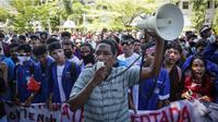 Mahasiswa di Timor Leste pada Senin (15/9/2025) menuntut anggota parlemen membatalkan rencana pembelian mobil baru bagi anggota parlemen. (Dok. AFP/Valentina Dariell De Sousa)