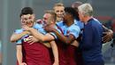 Pemain West Ham United merayakan gol yang dicetak Declan Rice ke gawang Watford pada laga lanjutan Premier League pekan ke-36 di London Stadium, Sabtu (18/7/2020) dini hari WIB. West Ham menang 3-1 atas Watford. (AFP/Richard Heathcote/pool)