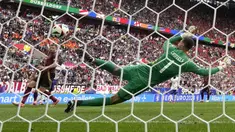 Timnas Belgia harus tersingkir di babak 16 besar Euro 2024 setelah kalah 0-1 dari Prancis dalam laga yang digelar di Merkur Spiel-Arena, Dusseldorf, Jerman, Senin (1/7/2024) malam WIB. Gol kemenangan pasukan Didier Deschamps justru lahir dari gol bunuh diri bek Belgia, Jan Vertonghen hanya enam menit sebelum waktu normal berakhir. Seperti apa momen gol bunuh diri ke-9 sepanjang berlangsungnya Euro 2024 tersebut? (AP Photo/Martin Meissner)