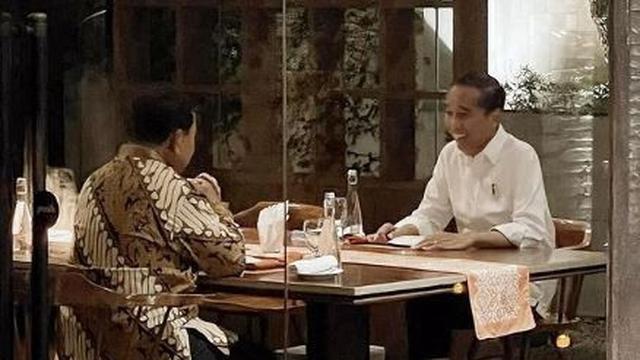 Menteri Pertahanan (Menhan) sekaligus calon presiden (capres) nomor urut 2, Prabowo Subianto makan malam bersama Presiden Joko Widodo (Jokowi) pada Jumat (6/1/2024).