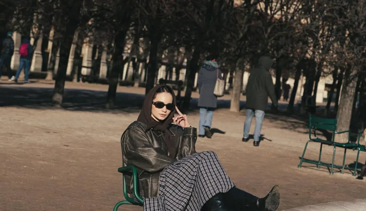 Lengkapi busananya, Enzy Storia kenakan kerudung cokelat dan ankle boots hitam [@enzystoria]