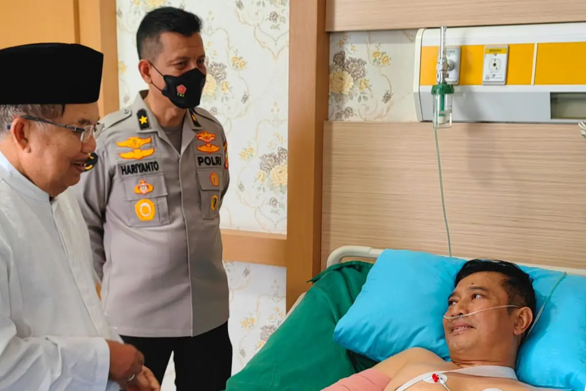 Wakil Presiden RI ke 10 dan 12, Jusuf Kalla (JK) menjenguk kapolda Jambi Irjen Rusdi Hartono