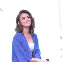 "Ya itu, sosial media era ini kan udah banyak bangat. Saya sendiri memang menggunakan sosial media sebagai kebutuhan untuk berkomunikasi dengan fans, saya bisa berbagi dan saling menyapa satu sama lain," ujar Agnez. (Adrian Putra/Bintang.com)