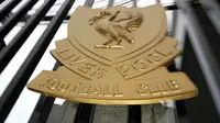 Logo dan ilustrasi Liverpool. (AFP/Paul Ellis)
