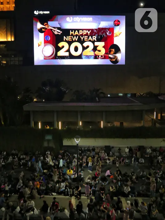 Warga menyaksikan pesta kembang api menyambut tahun baru 2023 di kawasan Bundaran HI, Jakarta, Senin (1/1/2023). Pemprov DKI Jakarta menggelar "car free night" hingga 1 Januari 2023 pukul 02.00 WIB dalam rangka menyambut tahun baru 2023. (Liputan6.com/Angga Yuniar)