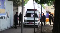 Mobil ambulans tiba di kontainer atau peti es tempat penyimpanan jenazah korban AirAsia, RS Bhayangkara, Jawa Timur (Liputan6.com/Moch.Harun Syah)