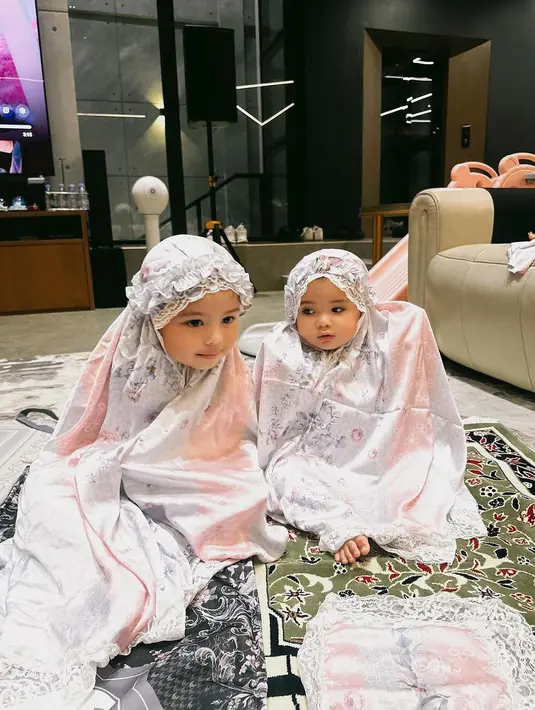 Ameena dan Azura. [Foto: Instagram/attahalilintar]