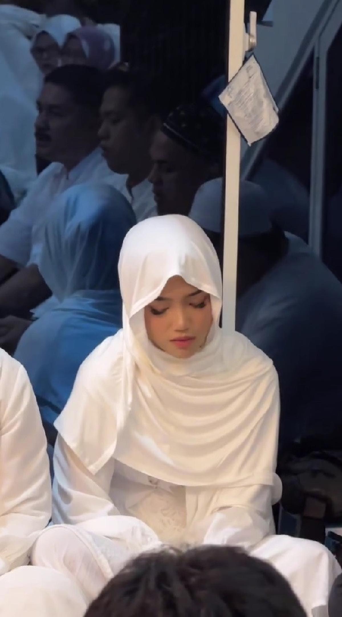 Potret Fuji Berhijab Syari di Momen Pengajian Frans Faisal, Netizen: Versi Yalili Yalili Ga Ada Obat