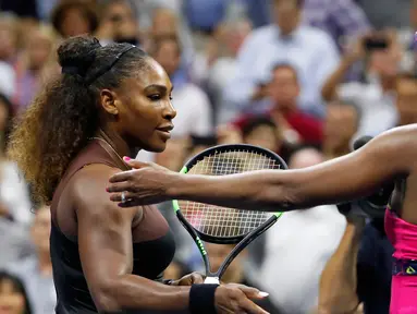 Petenis Serena Williams (kiri) menghampiri kakak perempuannya, Venus Williams usai bertanding di putaran ketiga turnamen tenis AS Terbuka di New York, Jumat (31/8). Serena mengalahkan Venus dengan skor 6-1, 6-2. (AP Photo/Adam Hunger)