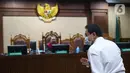 Terdakwa mantan Wakil Ketua DPR Azis Syamsuddin bersiap mengikuti sidang putusan kasus suap kepada mantan penyidik KPK AKP Stepanus Robin Pattuju untuk pengurusan perkara Dana Alokasi Khusus (DAK) Lampung Tengah, di Pengadilan Tipikor, Jakarta, Senin (14/2/2022). (Liputan6.com/Herman Zakharia)