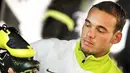 Gelandang Real Madrid asal Belanda, Wesley Sneijdersedang mengamati sepatu Nike baru di ajang promosi Total 90 Laser II yang digelar di Hilversum, 15 April 15, 2008. AFP PHOTO/KOEN VAN WEEL