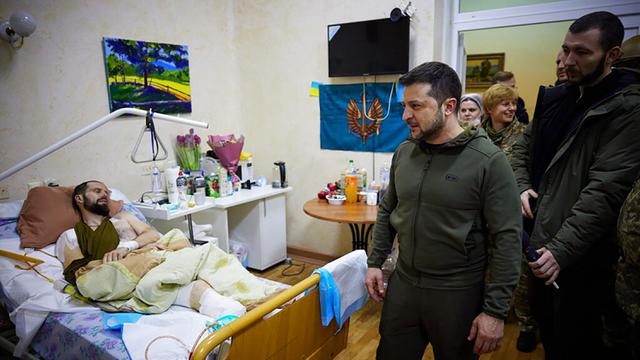 FOTO: Presiden Ukraina Volodymyr Zelenskyy Temui Tentara yang Terluka