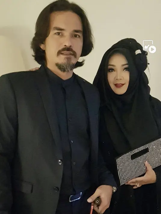 Tepat 11 April 2017, artis senior yang kini fokus mengembangkan bisnisnya itu mencurahkan isi hatinya. Ia mengaku tak terasa telah membina rumah tangga selama 18 tahun. Bahkan, ia mengaku semakin bahagia dan bermakna. (Instagram/rinagunawan28)