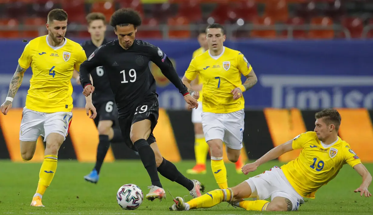 Pemain Jerman Leroy Sane (tengah) memperebutkan bola dengan pemain Rumania Florin Tanase (kanan) pada pertandingan Grup J kualifikasi Piala Dunia 2022 di Stadion National Arena, Bucharest, Rumania, Minggu (28/3/2021). Jerman menang 1-0 atas Rumania. (AP Photo/Vadim Ghirda)