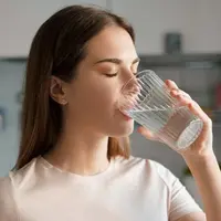 Ilustrasi Minum Air Putih. (foto: pinterest/Daily Meal).