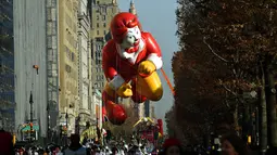 Balon raksaksa berbentuk tokoh ikonik Mac D ikut meramaikan Parade Thanksgiving Day di New York City (26/11/2015). Beragam balon raksaksa yang dibuat seperti tokoh animasi menjadi suguhan utama dalam perayaan tersebut. (AFP Photo/Timothy A. Clary)