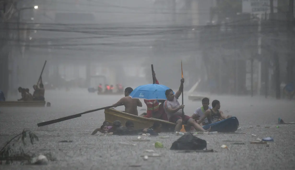 Otoritas setempat melaporkan kantor-kantor pemerintahan hingga sekolah diliburkan akibat banjir besar ini. (Ted ALJIBE/AFP)