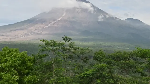Gunung Semeru Masih Keluarkan Material Vulkanik