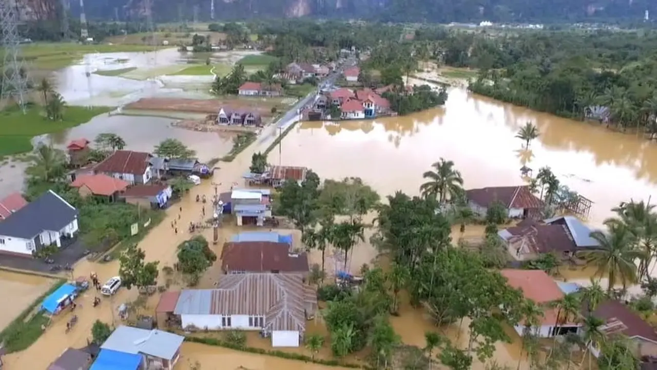 Banjir melanda Kabupaten Limapuluh Kota, Senin (18/12/2023). (Liputan6.com/ Dok BPBD Limapuluh Kota)