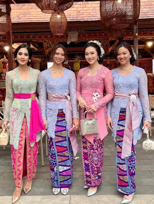 Di usia 53 tahun, Diah Permatasari membuktikan bahwa keanggunan dan pesona tidak memudar, terutama dalam balutan kebaya Bali yang memadukan unsur tradisional dan modern. [@dps_diahpermatasari].