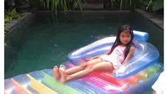 Sungguh tega tindakan Agustinu Tai. Pria ini sudah ditetapkan menjadi tersangka dari kasus pembunuhan Angeline yang merupakan anak angkat majikannya.