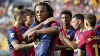 Pemain Barcelona, Jules Kounde merayakan gol bersama rekan-rekannya saat laga lanjutan Liga Spanyol 2024/2025 melawan Valladolid di Olympic Stadium, Barcelona, Spanyol, Sabtu (31/08/2024). (AP Photo/Joan Monfort)