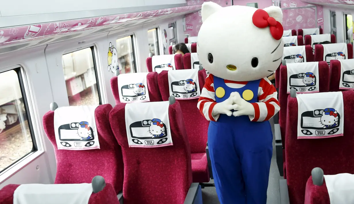Seseorang berkostum Hello Kitty berdiri di dalam kereta Taroko Ekspres yang bertemakan kartun Hello Kitty di Taipei, Taiwan, Senin (21/3). Kereta tersebut akan melakukan perjalanan perdananya dari Taipe ke Taitung. (REUTERS/Tyrone Siu)