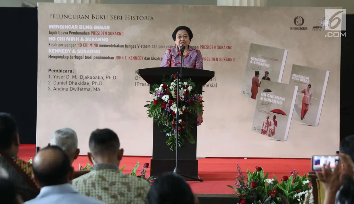 Presiden Indonesia ke-5 Megawati Soekarnoputri memberi pidato saat peluncuran buku tentang Soekarno di Jakarta, Kamis (30/11). Dalam kesempatan itu Megawati menceritakan bagaimana dia menjadi saksi kehidupan ayahnya Bung Karno. (Liputan6.com/Angga Yuniar)