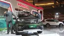  Presiden Direktur PT Honda Prospect Motor (HPM), Tomoki Uchida (kiri) bersama Marketing & Aftersales Service Director PT HPM Jonfis Fandy, saat mengumumkan harga resmi Honda BR-V di Jakarta. Rabu (2/12).(Liputan6.com/Angga Yuniar)