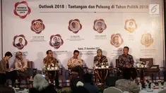 Dr. Hendri Saparini (kedua kanan) memaparkan segala tantangan dan peluang politik yang akan dihadapi pada tahun 2018, pada acara Rembuk Nasional 2017, "Outlook 2018" di Jakarta, Kamis (21/12). (Liputan6.com/Faizal Fanani)