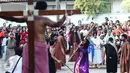Umat Katolik memperagakan drama teatrikal Jalan Salib (Tablo) saat perayaan Paskah di Gereja St Matius Penginjil Bintaro, Jumat (14/4). Prosesi jalan salib yang mengisahkan kesengsaraan Yesus saat penyaliban dirinya. (Liputan6.com/Angga Yuniar)
