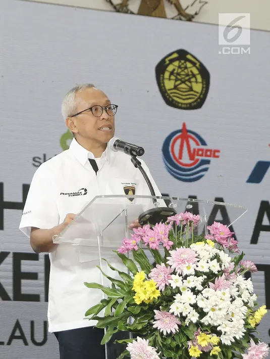 Direktur Hulu Pertamina Dharmawan Samsu memberi sambutan saat serah terima alih kelola WK SES di Pulau Pebelokan, Kepulauan Seribu, Rabu (5/9). PT Pertamina resmi menjadi operator wilayah kerja (WK) Migas Southeast Sumatra. (Liputan6.com/Herman Zakharia)