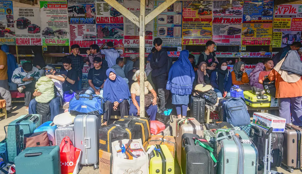 Sementara untuk puncak arus mudik Idul Fitri 1447 Hijiriah diperkirakan akan terjadi pada 18 Maret 2026 dan arus balik pada 29 Maret 2026. Tampak dalam foto, para calon penumpang menunggu waktu keberangkatan di Agen Bus Pondok Pinang, Jakarta Selatan, Sabtu (14/3/2026). (merdeka.com/Arie Basuki)