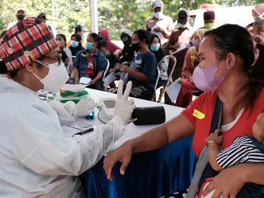 Warga yang tergabung komunitas pemulung mengikuti vaksinasi Covid-19 di Tempat Pembuangan Sampah Terakhir (TPST) Bantar Gebang, Kota Bekasi (29/10/2021). Program vaksinasi yang diikuti 1.000 anggota berlangsung pada 29 - 31 Oktober. (Liputan6.com/HO/Unilever)