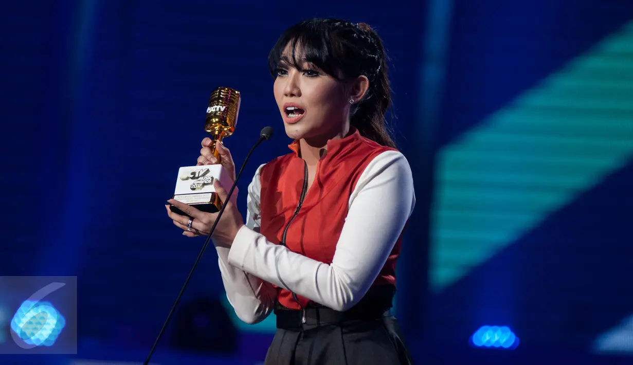 Penyanyi dangdut Via Vallen meraih penghargaan dari ajang SCTV Music Awards 2017 di Studio 6 Emtek City, Jakarta Barat, Selasa (16/5). Via Vallen menerima trofi untuk kategori Penyanyi Dangdut Paling Ngetop 2017. (Liputan6.com/Gempur M Surya)