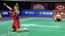 Ekspresi kecewa pebulu tangkis tunggal putri, Ester Nurumi Tri Wardoyo (kanan) saat takluk dari pebulu tangkis China, He Bing Jiao saat laga final Piala Uber 2024 di Hi-Tech Zone Sports Centre Gymnasium, Chengdu, China, Minggu (5/5/2024). Ester kalah dengan skor 21-10, 15-21, 17-21. (AFP/Wang Zhao)