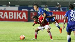 Pemain Persija, Ramdani Lestaluhu berebut bola dengan pemain Persib Bandung, Kim Kurniawan pada laga Torabika SC 2016 di Stadion Gelora Bandung Lautan Api, Bandung, Sabtu (16/7/2016). (Bola.com/Nicklas Hanoatubun)