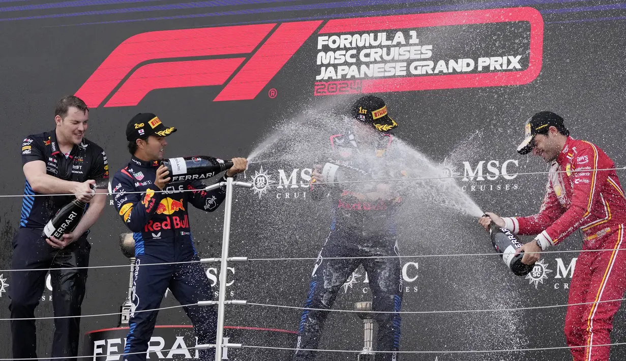 Pembalap Red Bull, Max Verstappen (kedua kanan) dan Sergio Perez (kedua kiri) merayakan kemenangan timnya bersama pembalap Ferrari, Carlos Sainz setelah Formula 1 GP Jepang 2024 di Sirkuit Suzuka, Jepang, Sabtu (07/04/2024). (AP Photo/Hiro Komae)